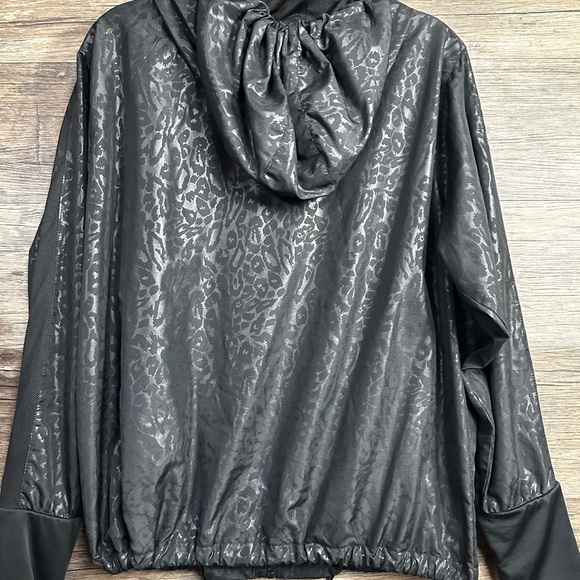 Zyia Active Stylish Black Patterned Bomber Jacket - Picture 4 of 7